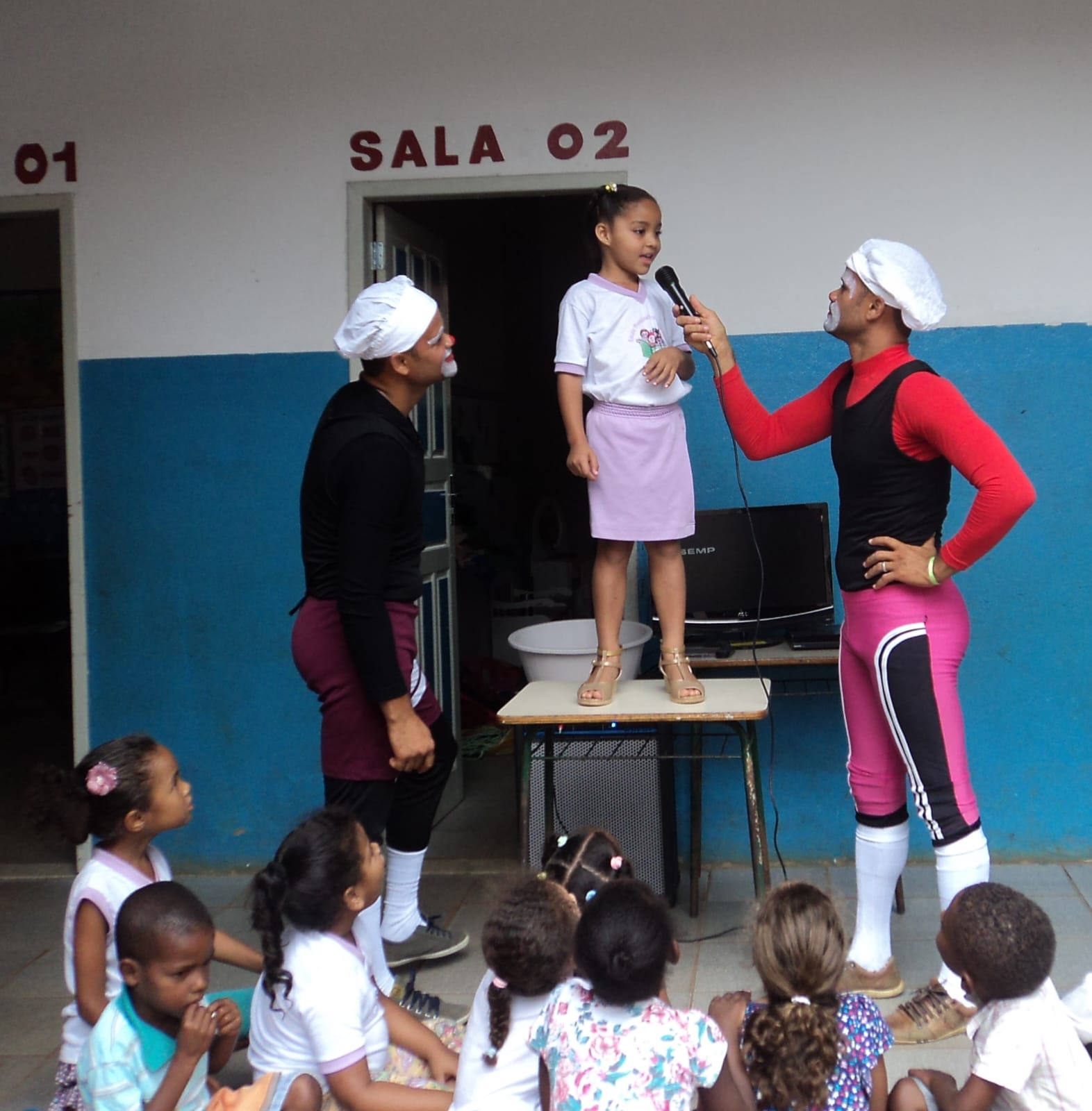 Atividade lúdica com crianças por meio do teatro