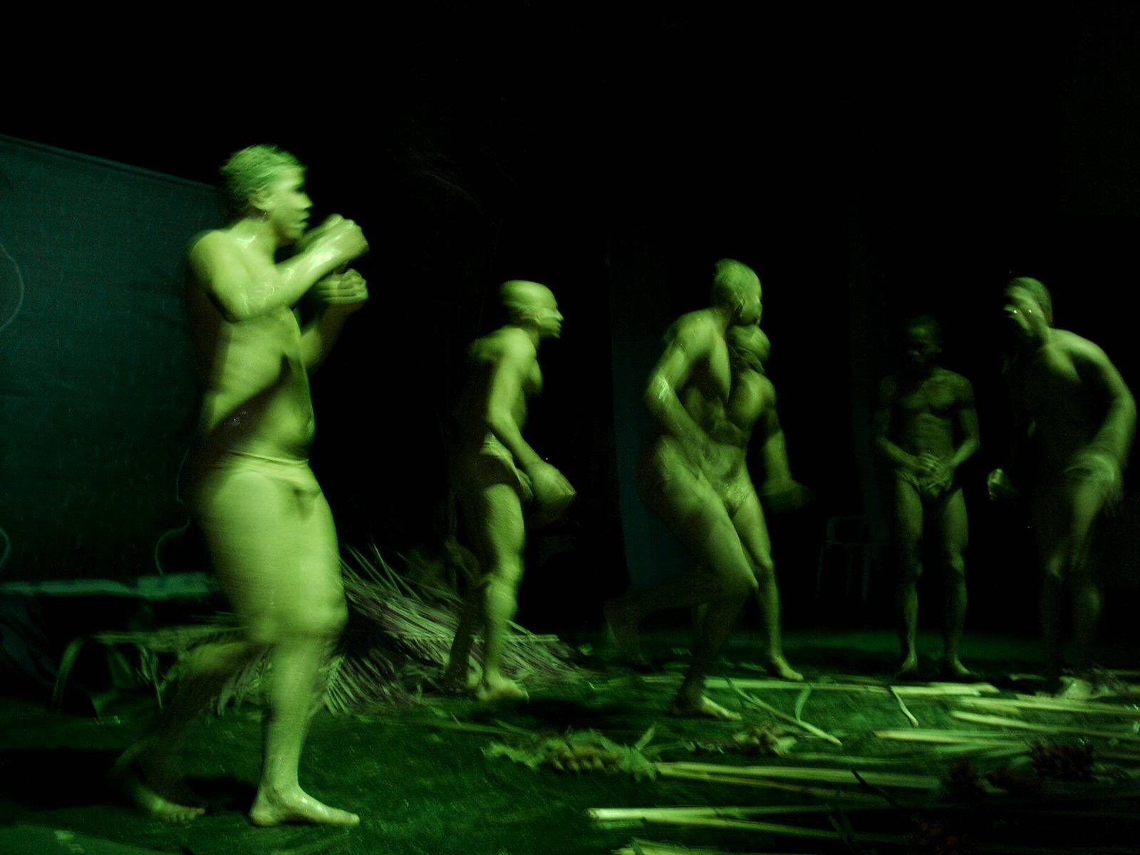 Elenco em cena teatral